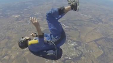 ينجو من الموت على ارتفاع 9000 قدم !