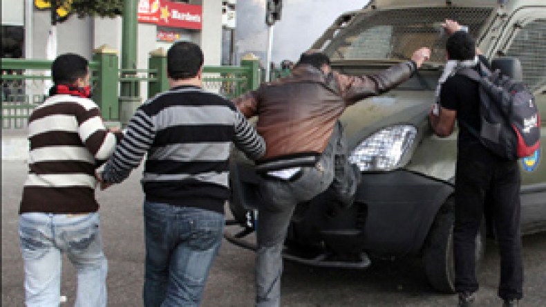 أثرياء مصر يهربون أطنانا من الذهب والبرادعي مستعد لتسلم السلطة