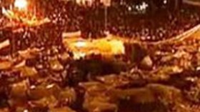 آلاف المتظاهرين المصريين يتجهون نحو مبنى الإذاعة والتلفزيون المحاط بقوات من الحرس الجمهوري