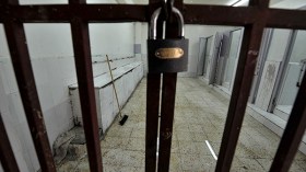 مرضى يقضون حاجاتهم خلف الأشجار في المستشفيات