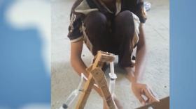 إبداع ميكانيكي ورقي لطفل عراق