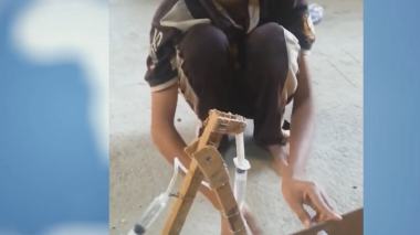 إبداع ميكانيكي ورقي لطفل عراق