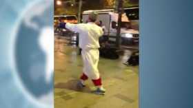 جزائري يمتع الفرنسيين والجزائريين برقصات تقليدية في شوارع باريس