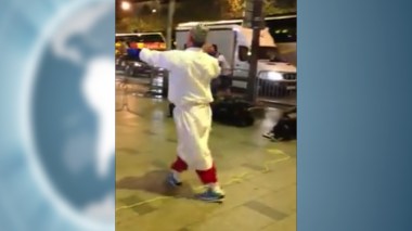 جزائري يمتع الفرنسيين والجزائريين برقصات تقليدية في شوارع باريس