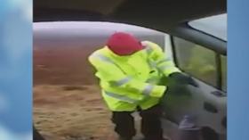 قوة الرياح تمنع شخصا من الدخول إلى سيارته .. !