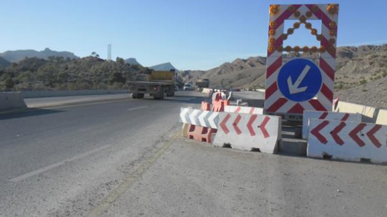 مقاولون يتطوعون لتهيئة الطريق بتمزريت في بومرداس