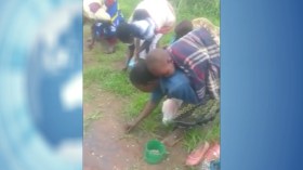 قرويون أفارقة يتمتعون بأكل الحشرات