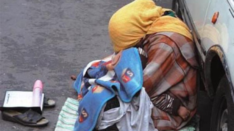 نساء وأطفال أجبرتهم الظروف على التسول ليلا بورقلة