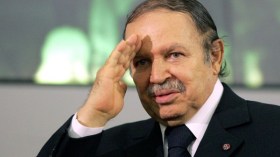 بوتفليقة يغازل الصحفيين بجائزة