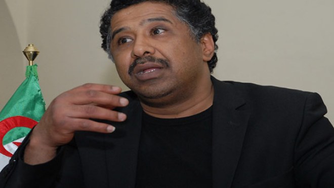 محمد السادس يسلم الشاب خالد جواز سفر مغربي