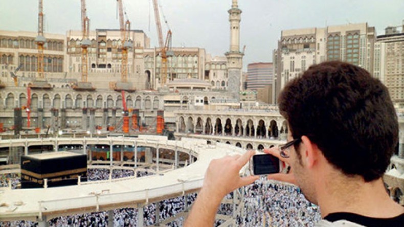 داعية سعودي يطالب بكسـر كاميرات ضيوف البيت الحرام لأنها “منكر”