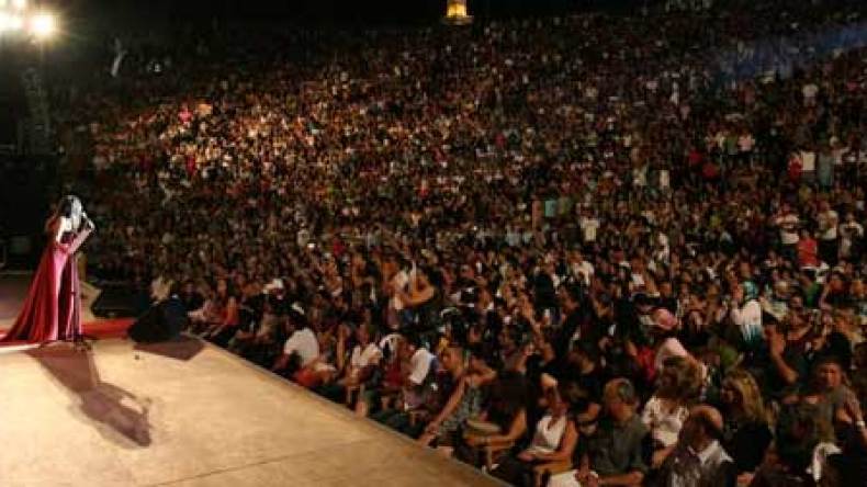 وزير الثقافة التـونسي يتوعد بتطهير مهرجان قرطاج الدولي من العري