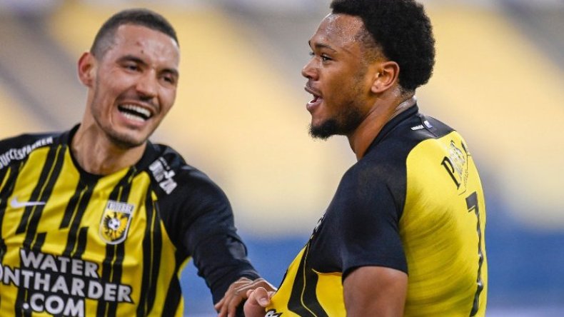 أسامة درفلو يلتحق بصدارة الدوري الهولندي