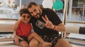 كريم بن زيمة يفتخر بجزائريته من جديد