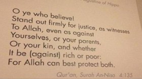 جامعة “هارفارد” الأمريكية تعلق آية قرآنية بمدخلها الرئيسي