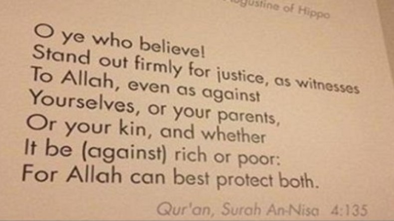 جامعة “هارفارد” الأمريكية تعلق آية قرآنية بمدخلها الرئيسي