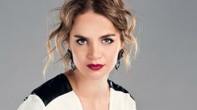 ملكة جمال تركيا تستفتي شيوخ الإسلام!