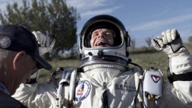 مغامر يقفز من 36 ألف متر إلى الأرض