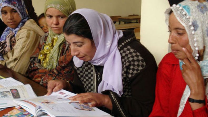 أحاديث الكنّات ومشاكل الجيران في أقسام محو الأمية