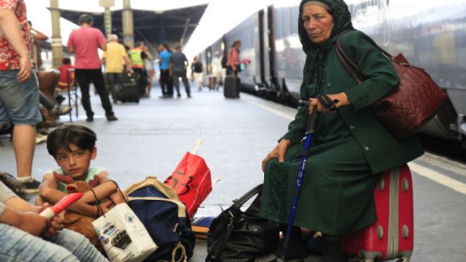أوروبا تقيم الحواجز في وجه اللاجئين وميركل تتصدى للعنصرية