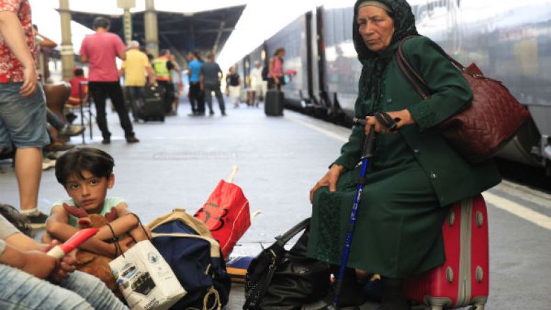 أوروبا تقيم الحواجز في وجه اللاجئين وميركل تتصدى للعنصرية