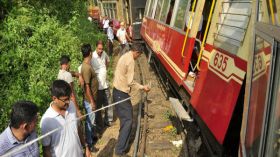 الهند.. عشرات القتلى إثر خروج قطار عن السكة