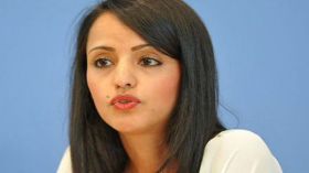 الناطقة باسم الخارجية الألمانية مسلمةٌ تصوم وتصلِّي ولا تشرب الكحول