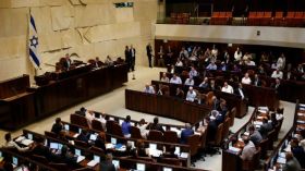 وزير إسرائيلي يعارض قانون منع مكبرات الآذان في القدس