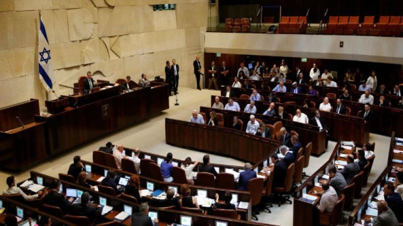 وزير إسرائيلي يعارض قانون منع مكبرات الآذان في القدس