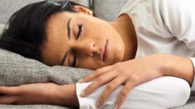 أوضاع خاطئة في النوم تتسبب في ترهل الثدي ومشكلات بالرحم!