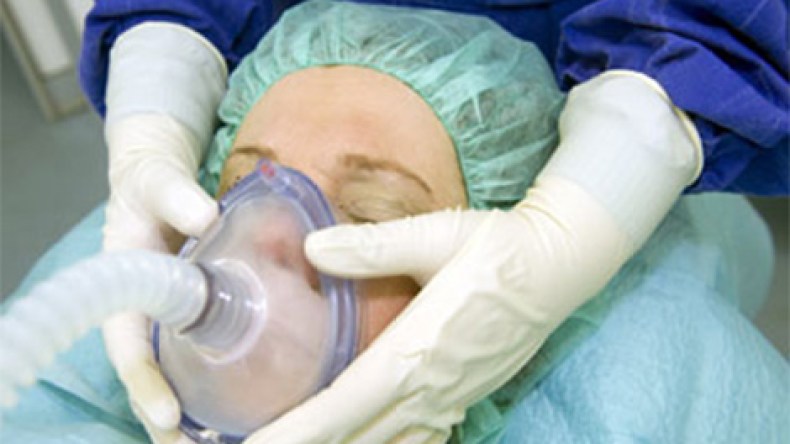 أخصائية تخدير متهمة برفض إجراء عملية جراحية تحت إشراف طاقم صيني‮ ‬