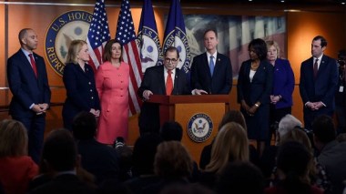 Le Sénat approuve la procédure de destitution de Donald Trump