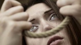 نساء ينتحرن على مشانق الرجال!