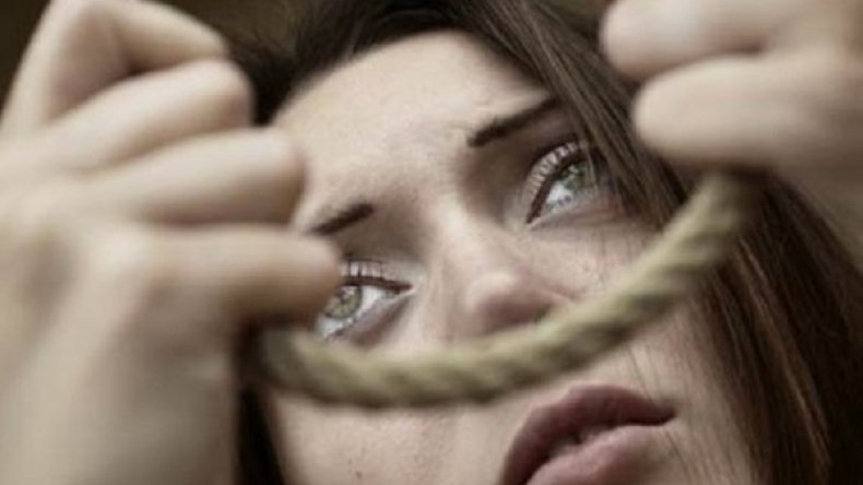 نساء ينتحرن على مشانق الرجال!