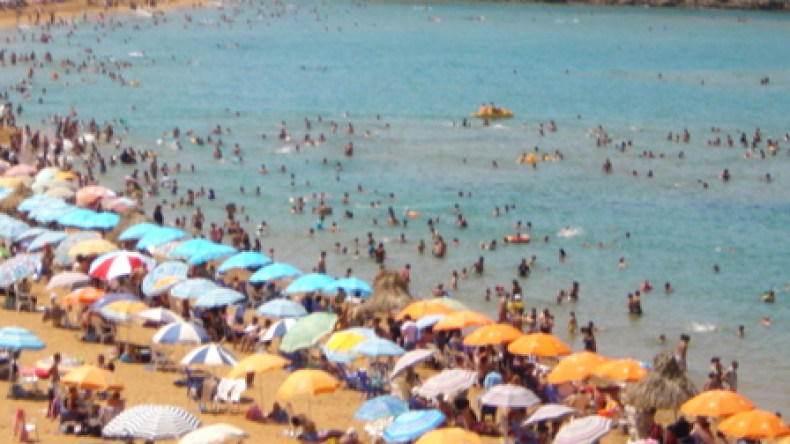 البحر يبتلع 30 مصطافا