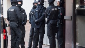 ألمانيا توقف ثلاثة مهاجرين سوريين