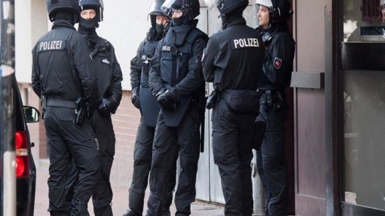 ألمانيا توقف ثلاثة مهاجرين سوريين