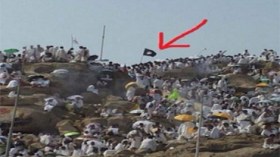 علم “دولة الخلافة” يرفرف في وقفة عرفة .. صدفة أم رسالة ؟