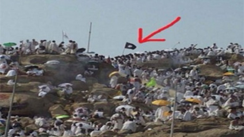 علم “دولة الخلافة” يرفرف في وقفة عرفة .. صدفة أم رسالة ؟