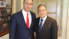 فلورونتينو بيريز وجوزيف جد‮ ‬يحتفلان بعقد الشراكة بين‮ “‬الريال‮” ‬و”أوريدو‮”‬