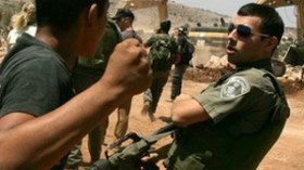 رشق ضابط إسرائيلي بأربعة أحذية