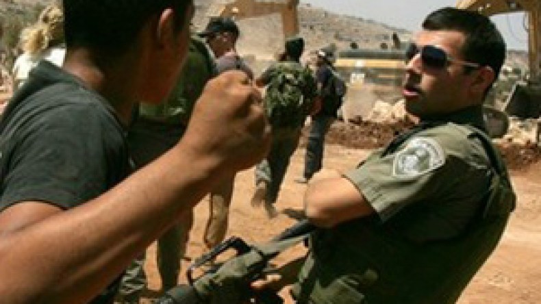 رشق ضابط إسرائيلي بأربعة أحذية