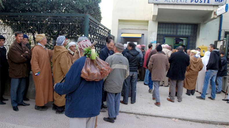 تعقيدات إجراءات الوكالة تجبر المسنين على الاكتظاظ بمراكز البريد