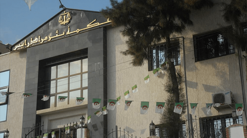 شاب يتسبّب في كسر يد شرطي بالعاصمة