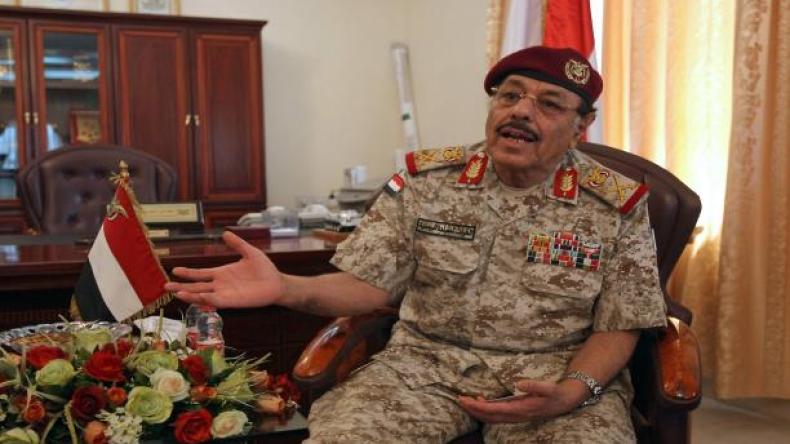 علي محسن الأحمر: شرعية الرئيس هادي لتفادي الحرب