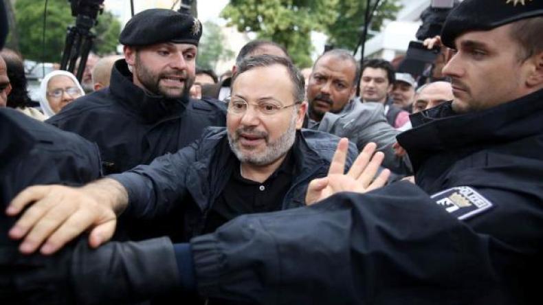 توقيف أحمد منصور في مطار أنقرة