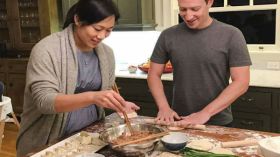 مارك زوكربيرغ يحضّر العشاء مع زوجته ويشعل الفايسبوك بصورته!