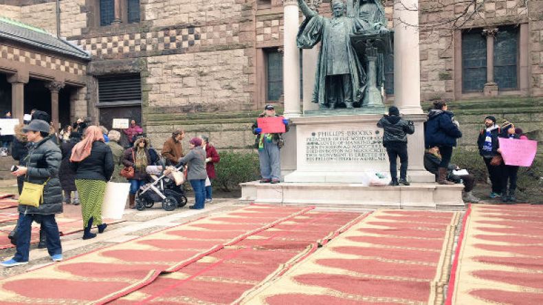 بسبب قرار ترامب منع السفر.. كنيسة أمريكية تقيم صلاة العصر!