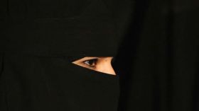 سعودي يتعرّض للسجن والجلد لأنّه “عضّ” زوجته!