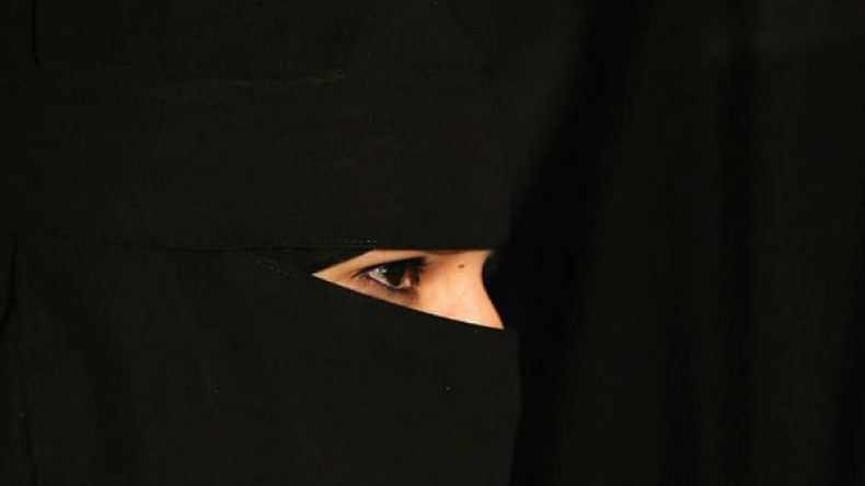 سعودي يتعرّض للسجن والجلد لأنّه “عضّ” زوجته!